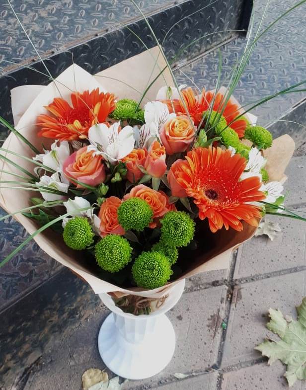 Букет цветов из: Герберы, Хризантемы, Альстромерии и Розы в Пешки