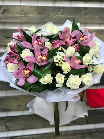 Букет цветов из: Розы и Хризантемы в Пешки
