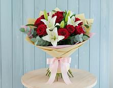 Букет цветов из:  Лилии и Розы в Пешки