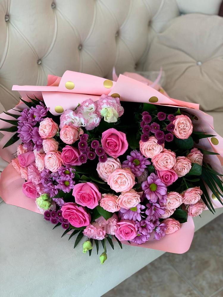 Букет цветов из: Хризантемы, Розы и Лизиантусы в Пешки