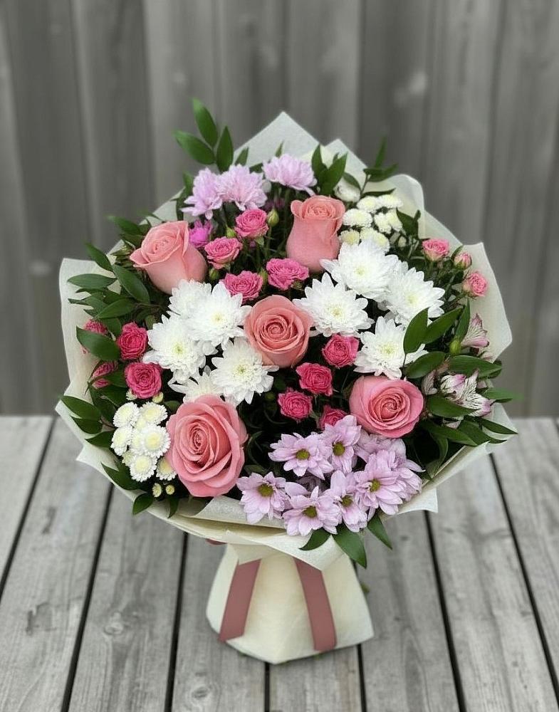Букет цветов из: Альстромерии, Гвоздики, Розы и Хризантемы в Пешки