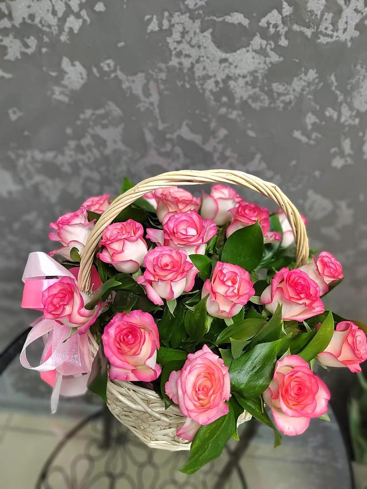 Цветочная композиция из Розы в корзине в Пешки