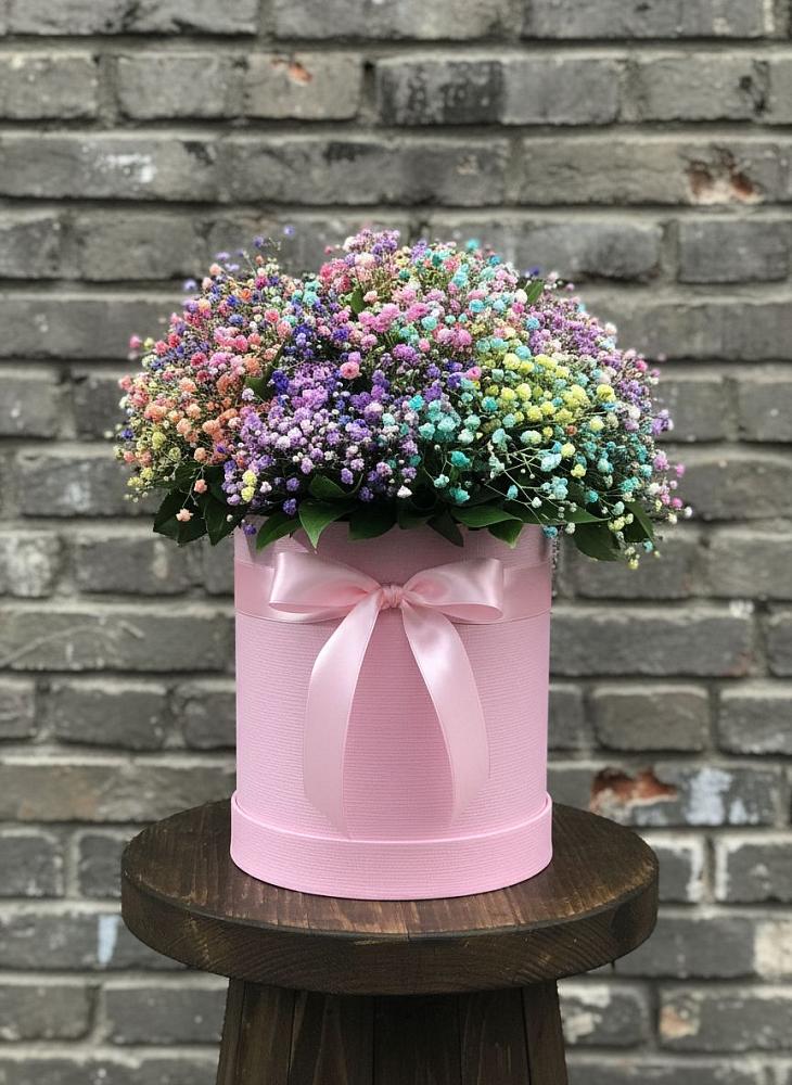 Цветочная композиция из Гипсофила и Розы в шляпной коробке в Пешки