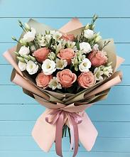 Букет цветов из:  Розы, Альстромерии и Лизиантусы в Пешки