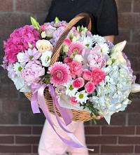Композиция солнечный день в Пешки Цветочная композиция из Розы, Хризантемы, Пионы и Лизиантусы в корзине в Пешки