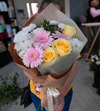 Букет цветов из:  Герберы, Розы и Хризантемы в Пешки
