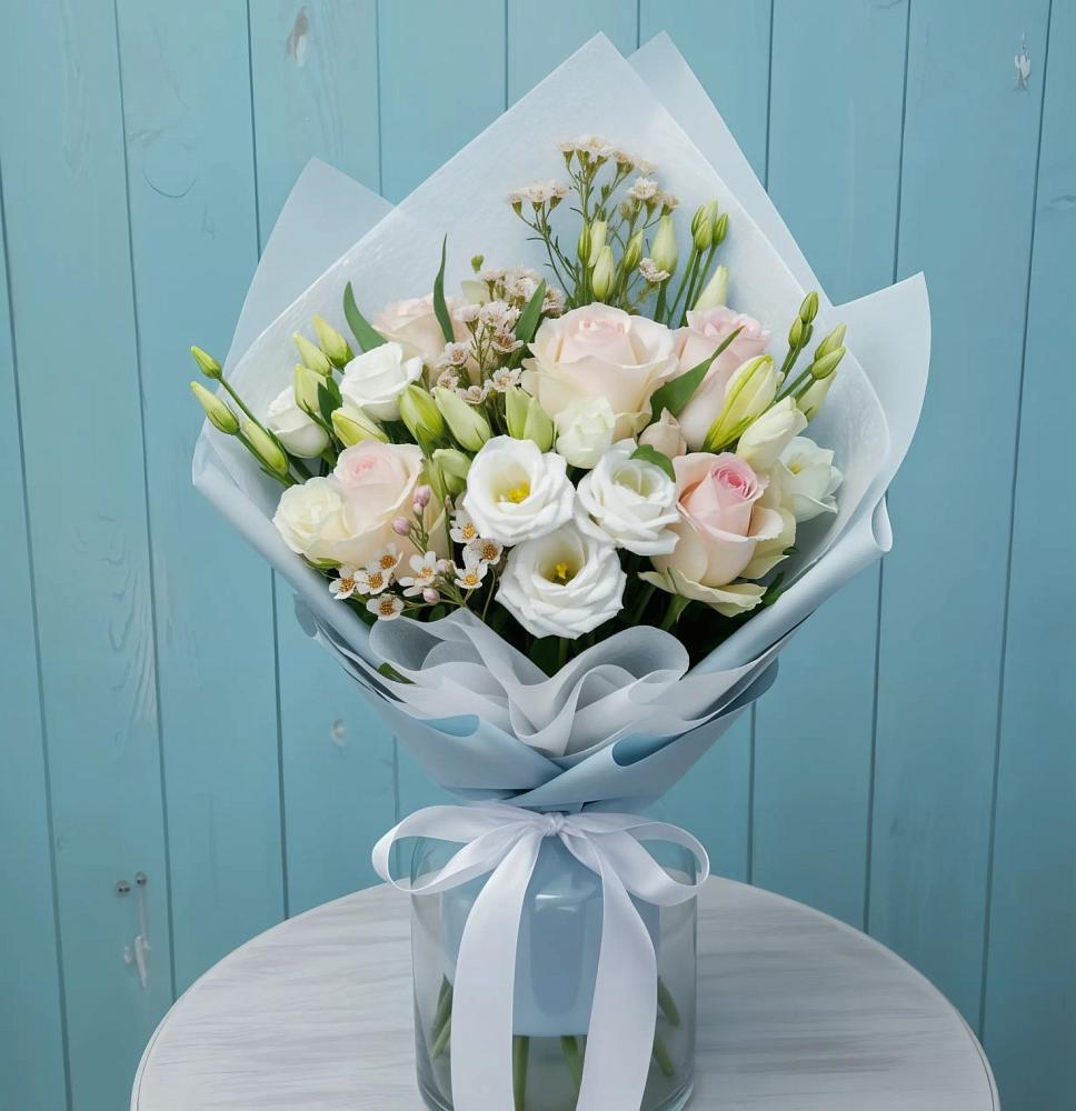 Букет цветов из: Розы и Лизиантусы в Пешки