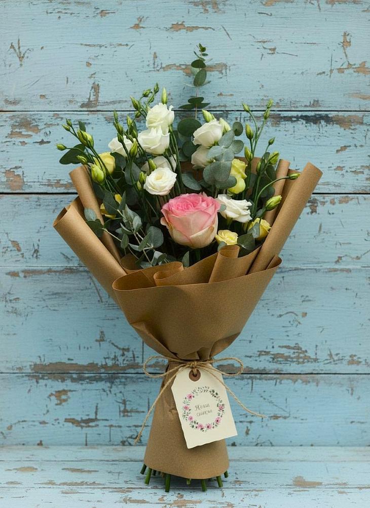 Букет цветов из: Розы и Лизиантусы в Пешки