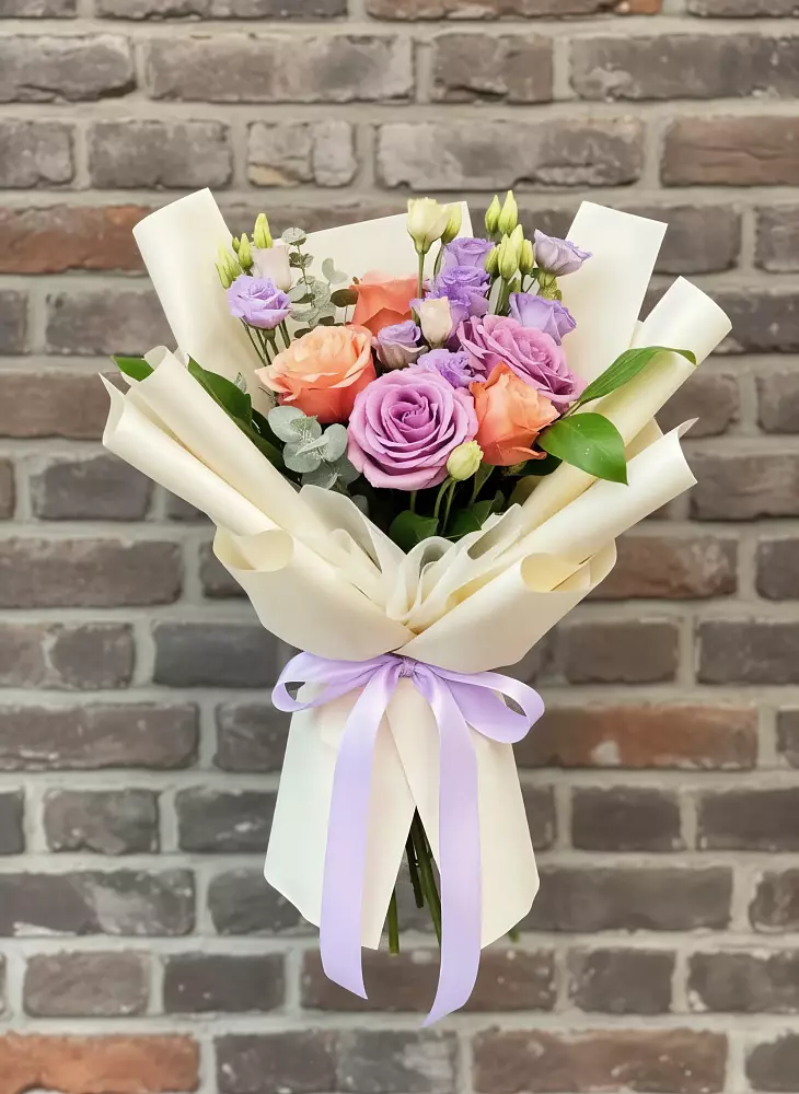 Букет цветов из: Лизиантусы и Розы в Пешки