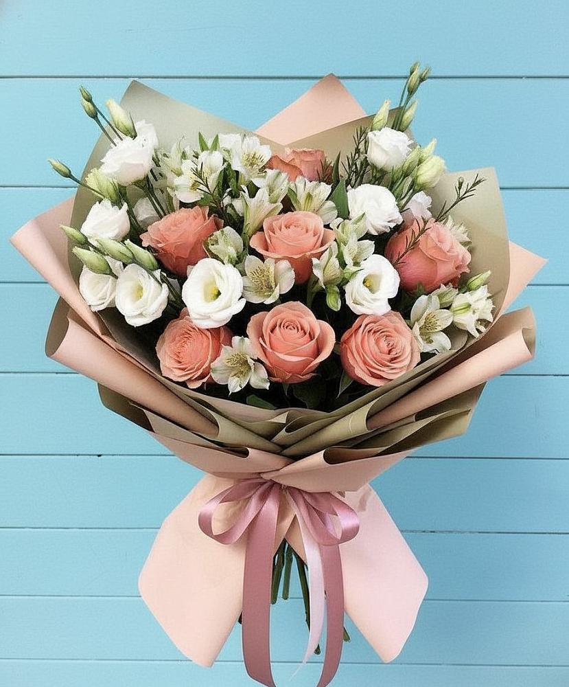 Букет цветов из: Розы, Альстромерии и Лизиантусы в Пешки