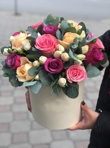 Цветочная композиция из Розы в шляпной коробке в Пешки