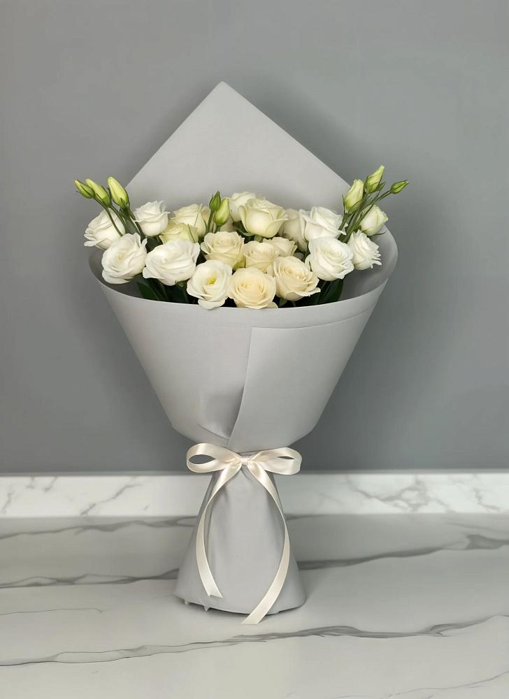 Букет цветов из: Розы и Лизиантусы в Пешки