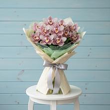 Букет цветов из:  Орхидеи и Розы в Пешки
