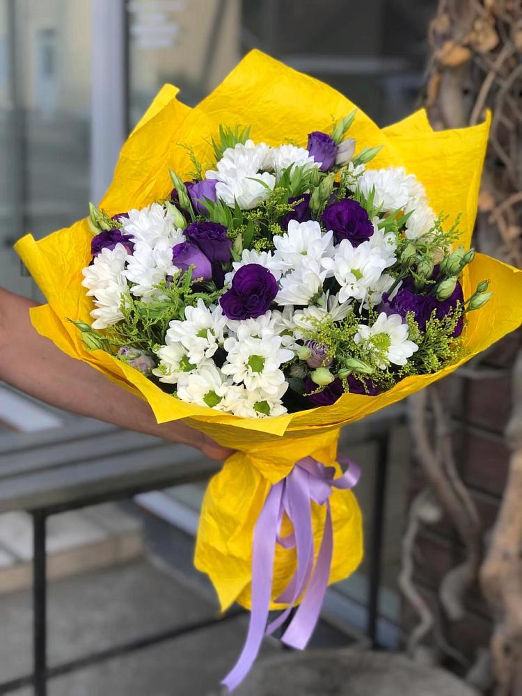 Букет цветов из: Ирисы, Хризантемы и Ромашки в Пешки