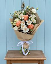 Букет цветов из:  Альстромерии, Лизиантусы, Розы и Хризантемы в Пешки