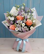 Букет цветов из:  Лизиантусы, Розы, Альстромерии и Гипсофила в Пешки