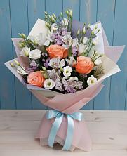 Букет цветов из:  Лизиантусы, Розы, Альстромерии и Гипсофила в Пешки