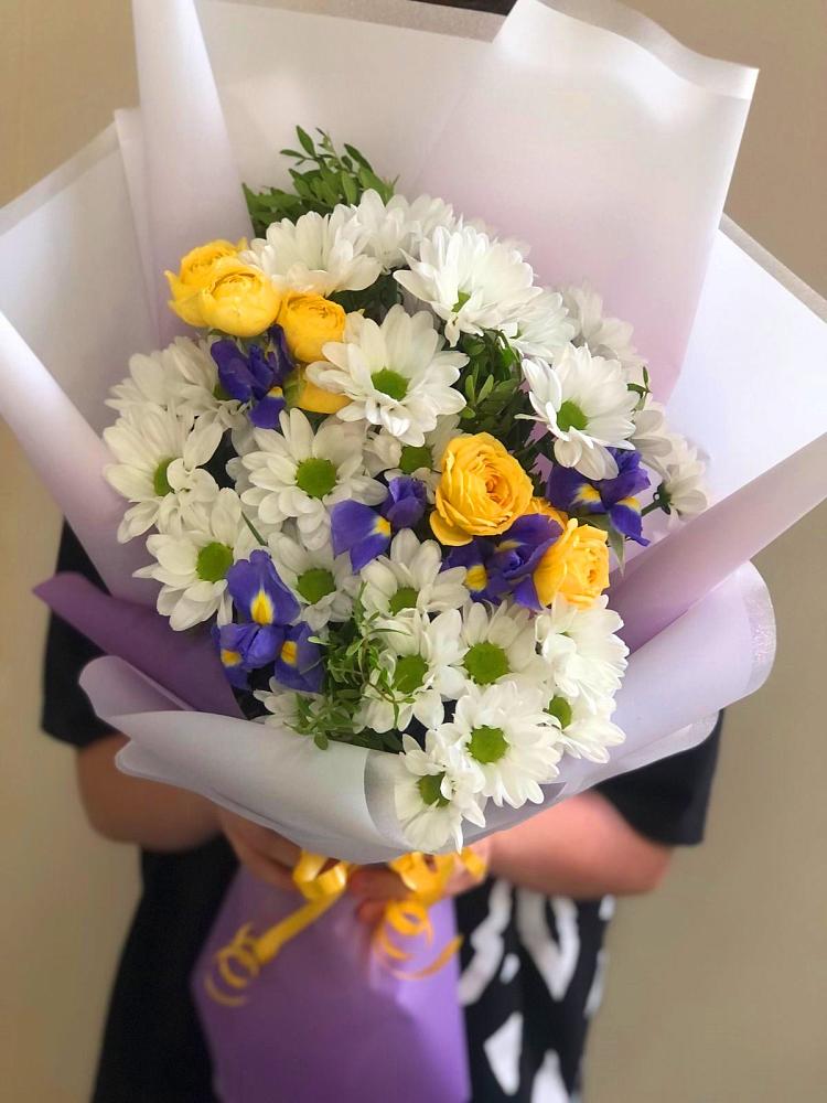 Букет цветов из: Ирисы, Хризантемы и Розы в Пешки