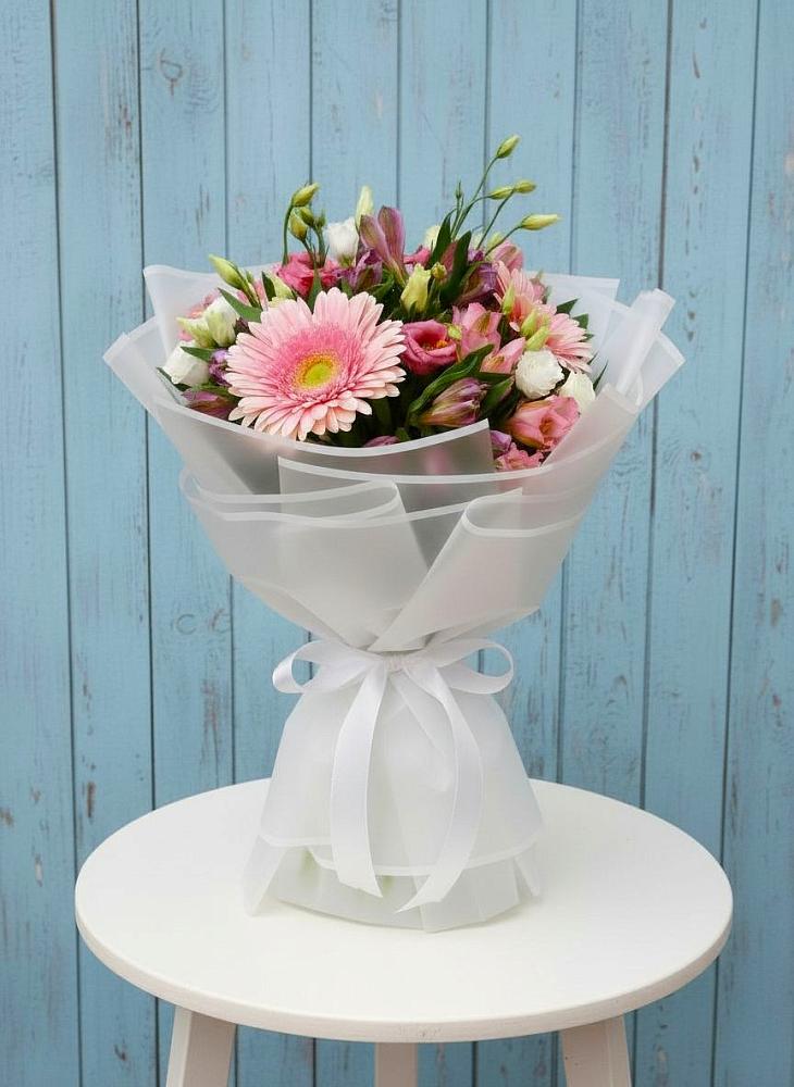 Букет цветов из: Герберы, Альстромерии и Лизиантусы в Пешки