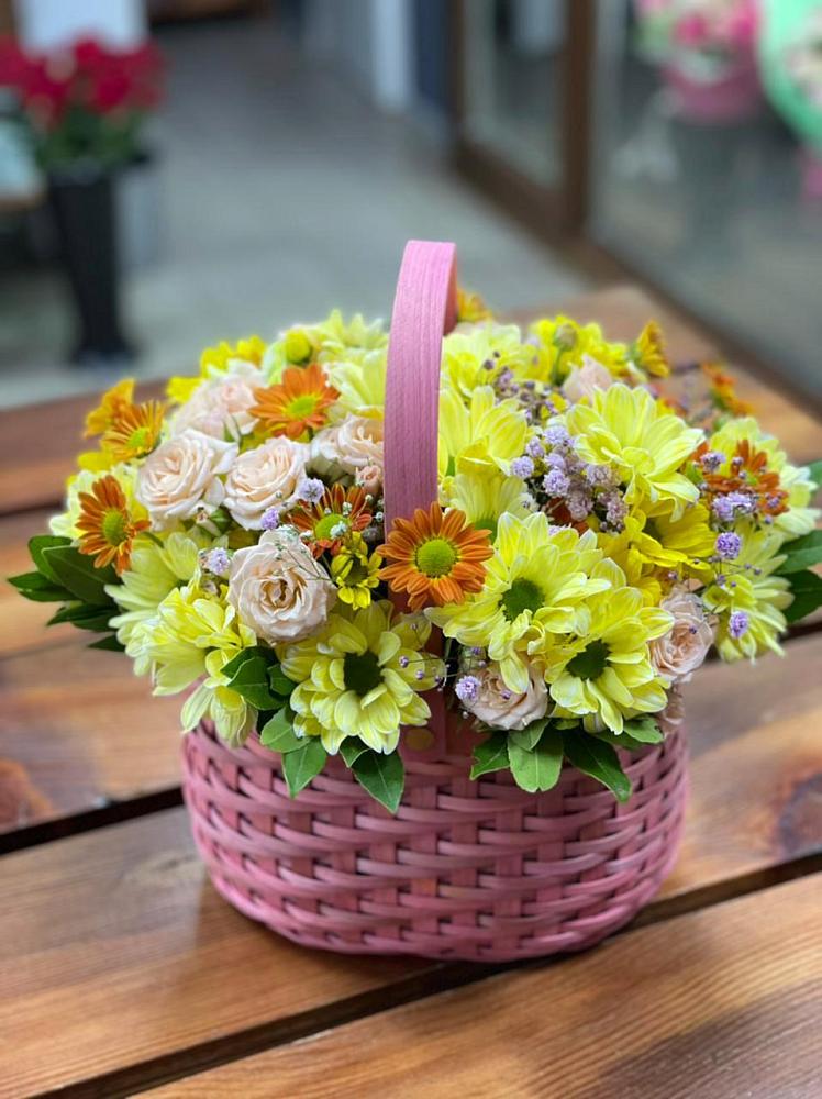 Цветочная композиция из Хризантемы и Розы в корзине в Пешки