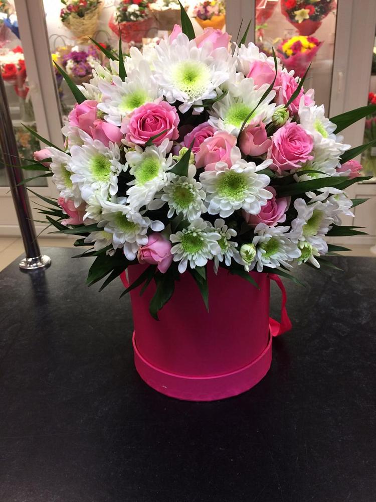 Цветочная композиция из Розы и Хризантемы в шляпной коробке в Пешки