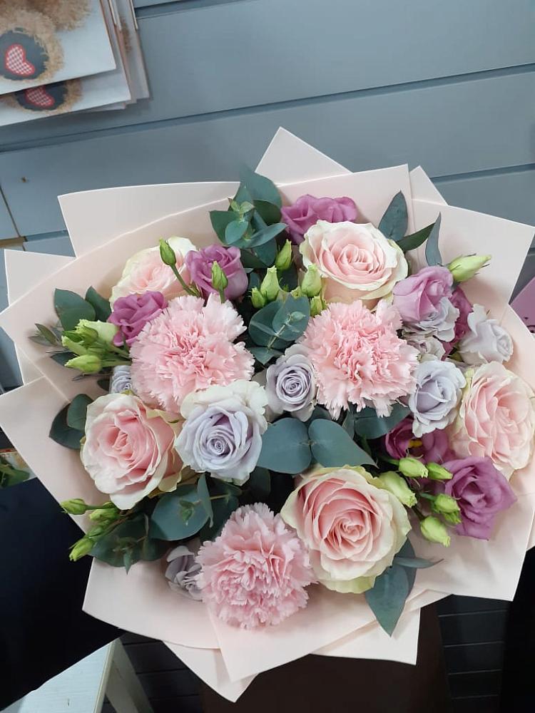 Букет цветов из: Розы, Гвоздики и Лизиантусы в Пешки