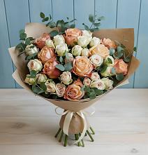 Букет цветов из:  Альстромерии и Розы в Пешки