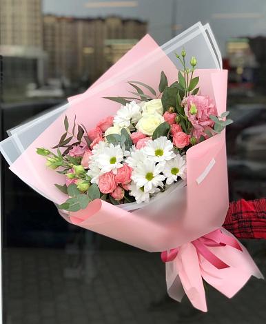 Букет цветов из: Розы, Лизиантусы и Хризантемы в Пешки
