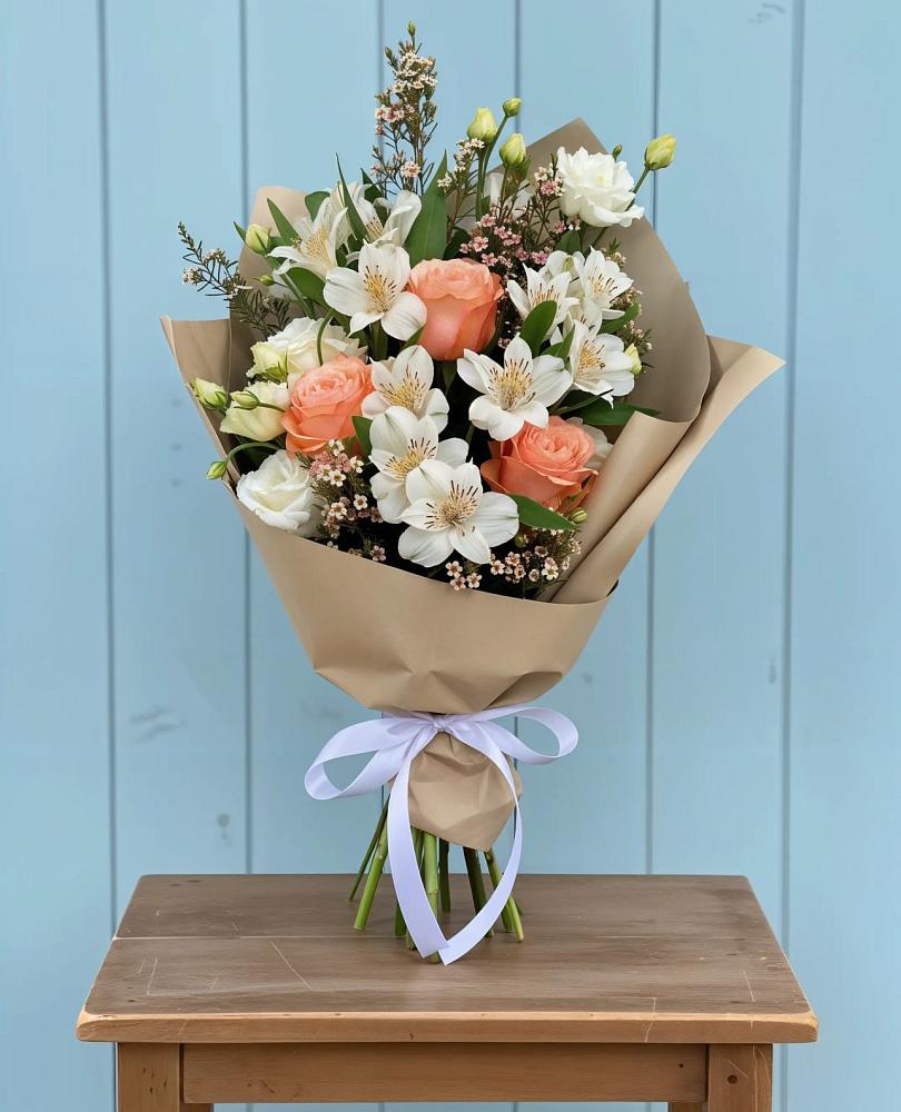 Букет цветов из: Альстромерии, Лизиантусы, Розы и Хризантемы в Пешки