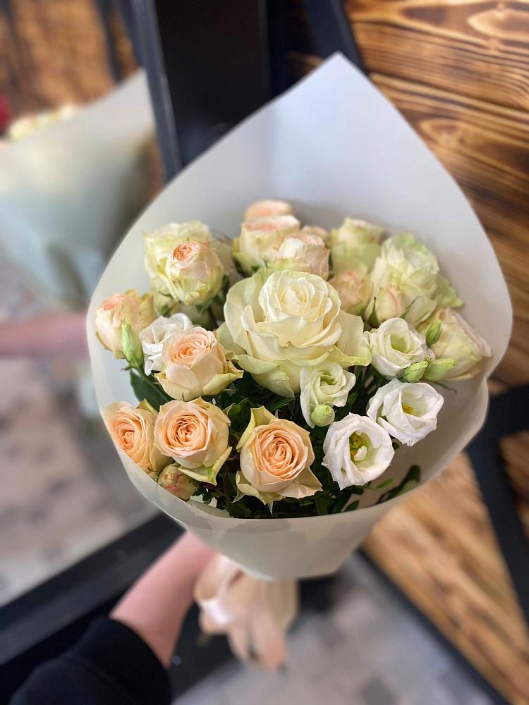 Букет цветов из: Розы и Лизиантусы в Пешки